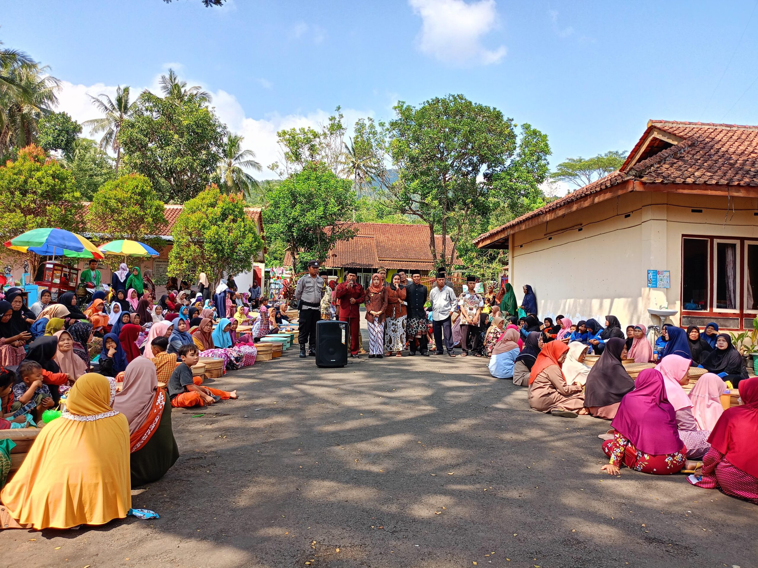 Mahasiswa UIN Saizu Ikuti Tradisi Tenongan Desa Derik Banjarnegara