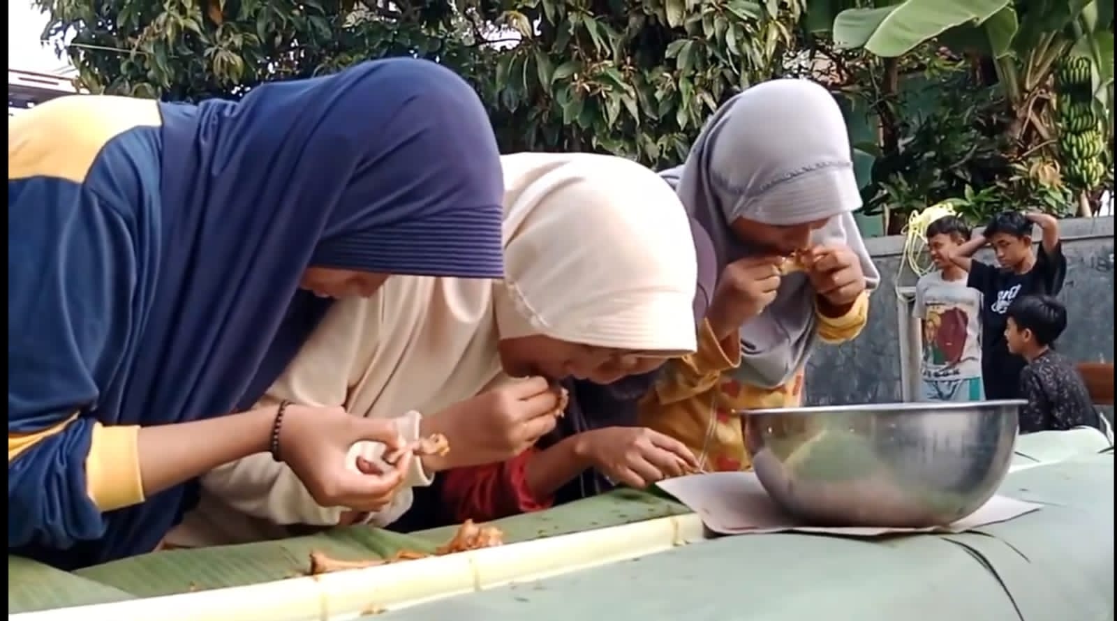 Peringati Hari Santri, Ponpes di Ajibarang Gelar Lomba Unik Makan Dengkil Kambing
