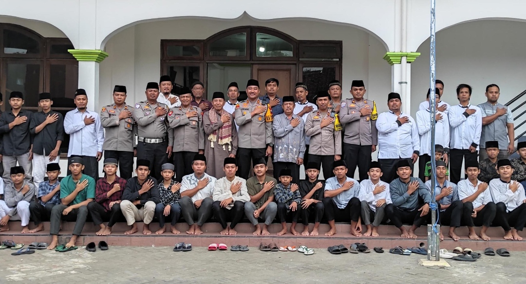Safari Subuh Bersama Santri, Kapolres Purbalingga Beri Motivasi dan Salurkan Bantuan Sosial