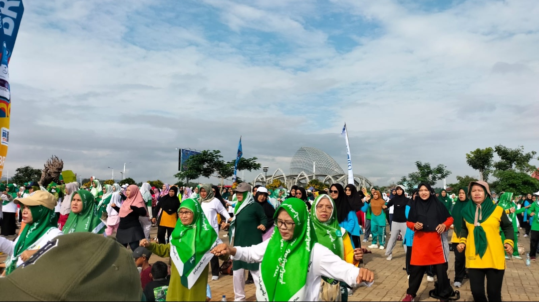 Meriahkan Hari Santri, Ribuan Fatayat, Muslimat  dan IPPNU Banyumas Ikuti Senam Sehat Massal
