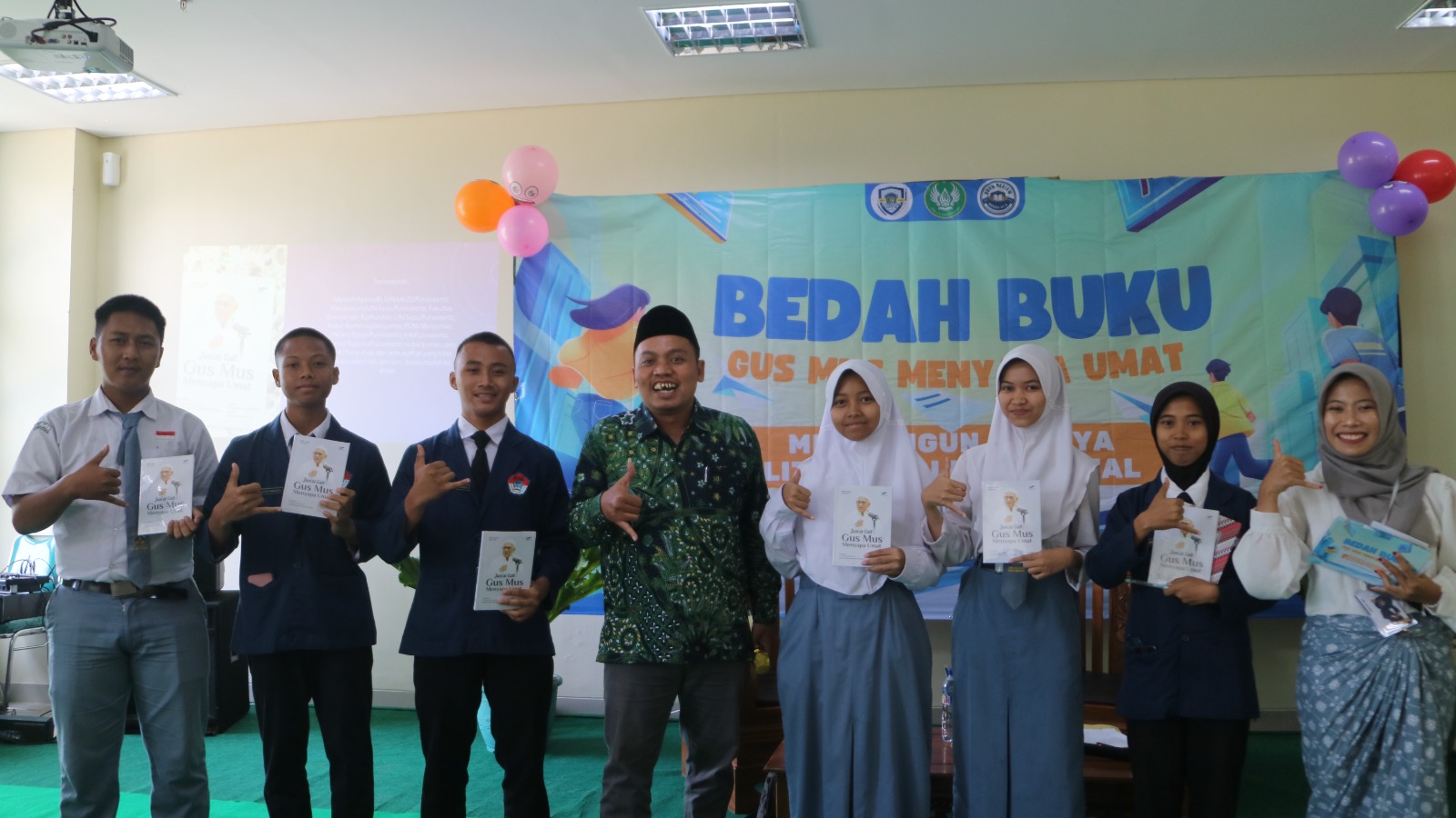 Tingkatkan Budaya Literasi, Mahasiswa UIN Saizu Ajak Pelajar Purbalingga Bedah Buku