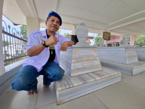 Ketua Relawan Mas Bro Banyumas Ziarah ke Makam Kakek Presiden Prabowo