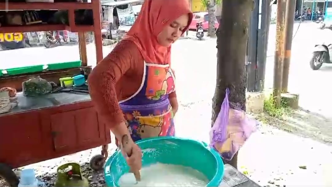 Keberkahan Ramadan: Pedagang Gorengan di Wangon Raup Keuntungan Berlipat