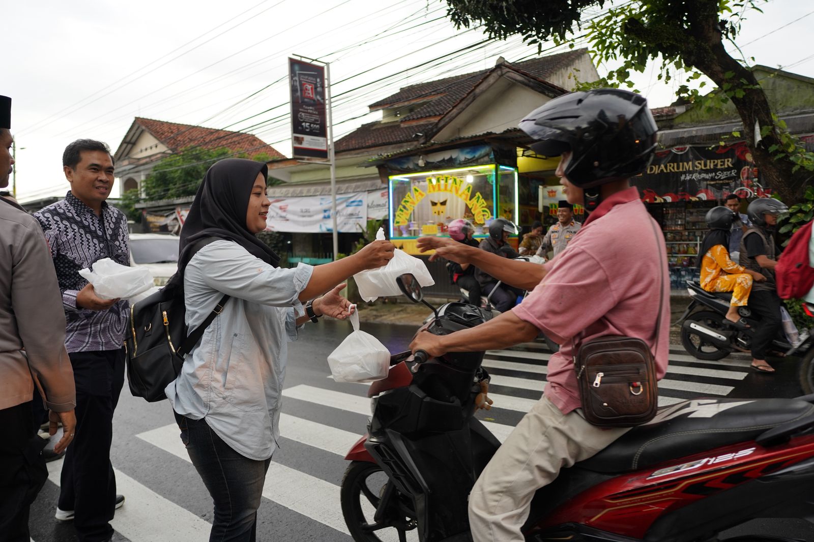 Polresta Banyumas dan Insan Media Berbagi Takjil