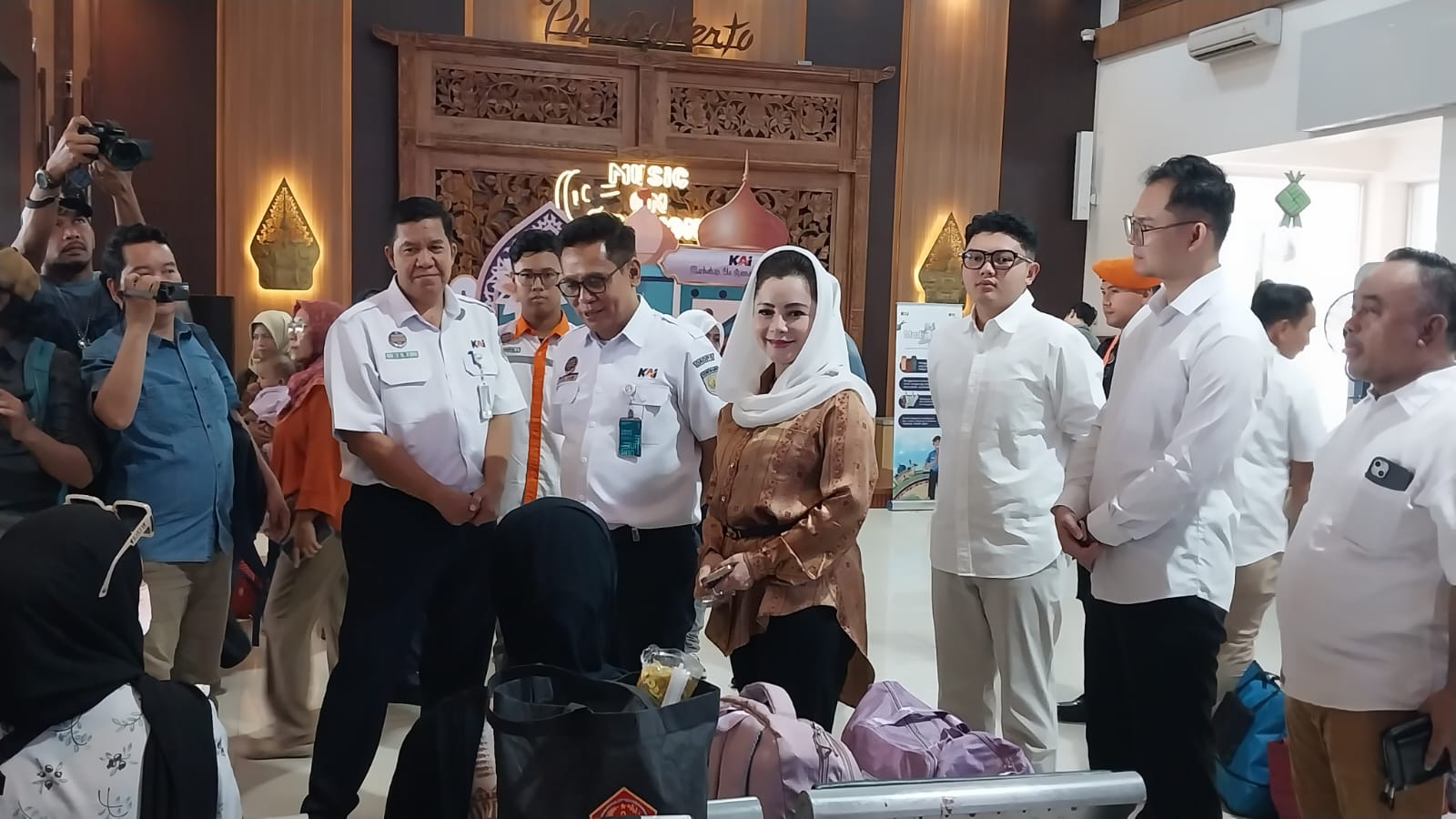 Sapa Pemudik di Stasiun, Novita Wijayanti Apresiasi Pelayanan KAI Daop 5 Purwokerto