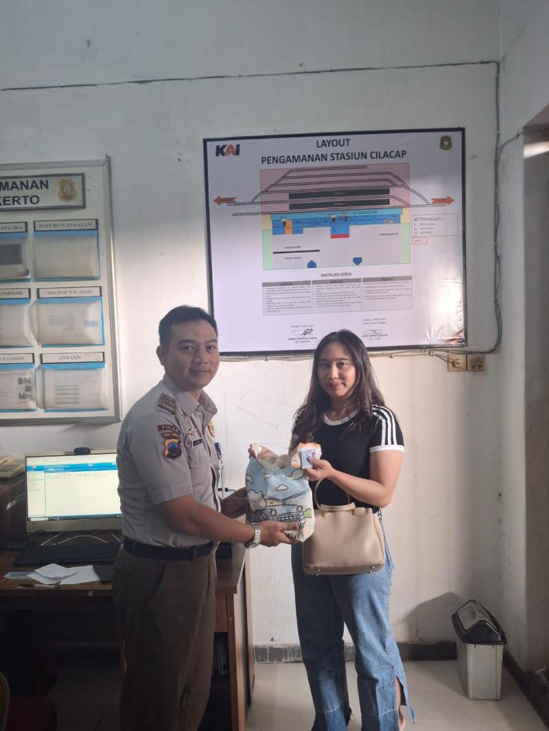 Barang Tertinggal di Stasiun dan Kereta Senilai Puluhan Juta Dikembalikan ke Pemilik