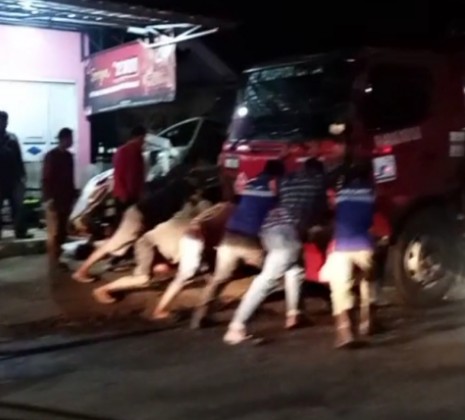 Truk Pengangkut BBM Alami Slip Roda, Tabrak Rumah Warga dan Mobil Terparkir