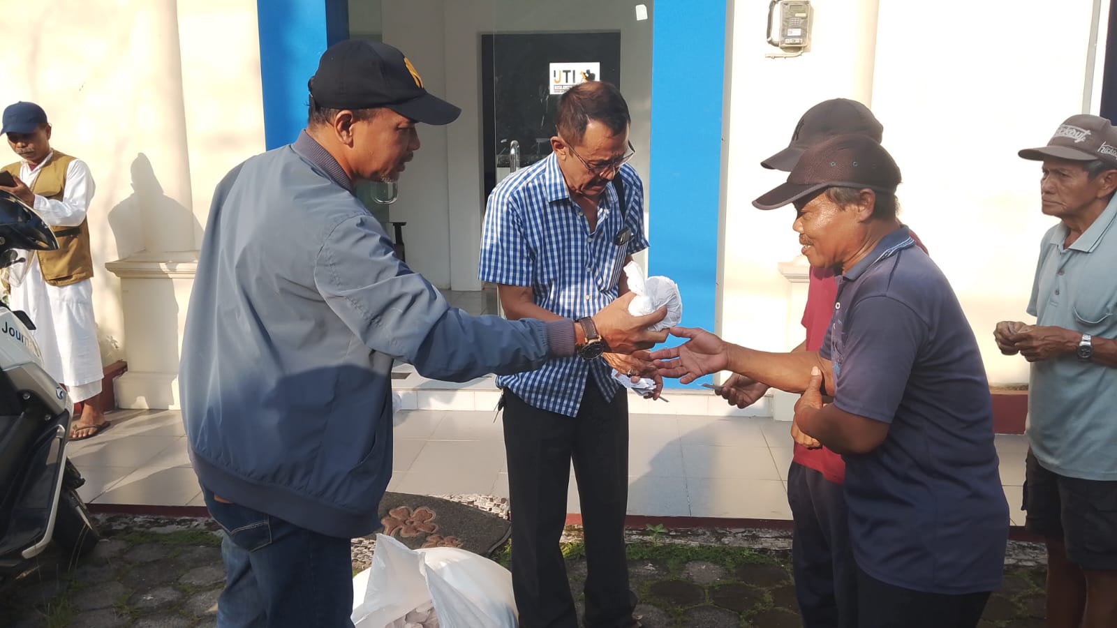 IJTI Banyumas Raya Bagikan 200 Paket Daging Kurban untuk Tukang Becak