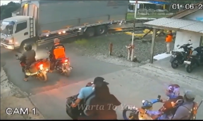Truk Terperosok di Rel KA Kawunganten, Jalur Kereta Tetap Aman Berkat Evakuasi Cepat