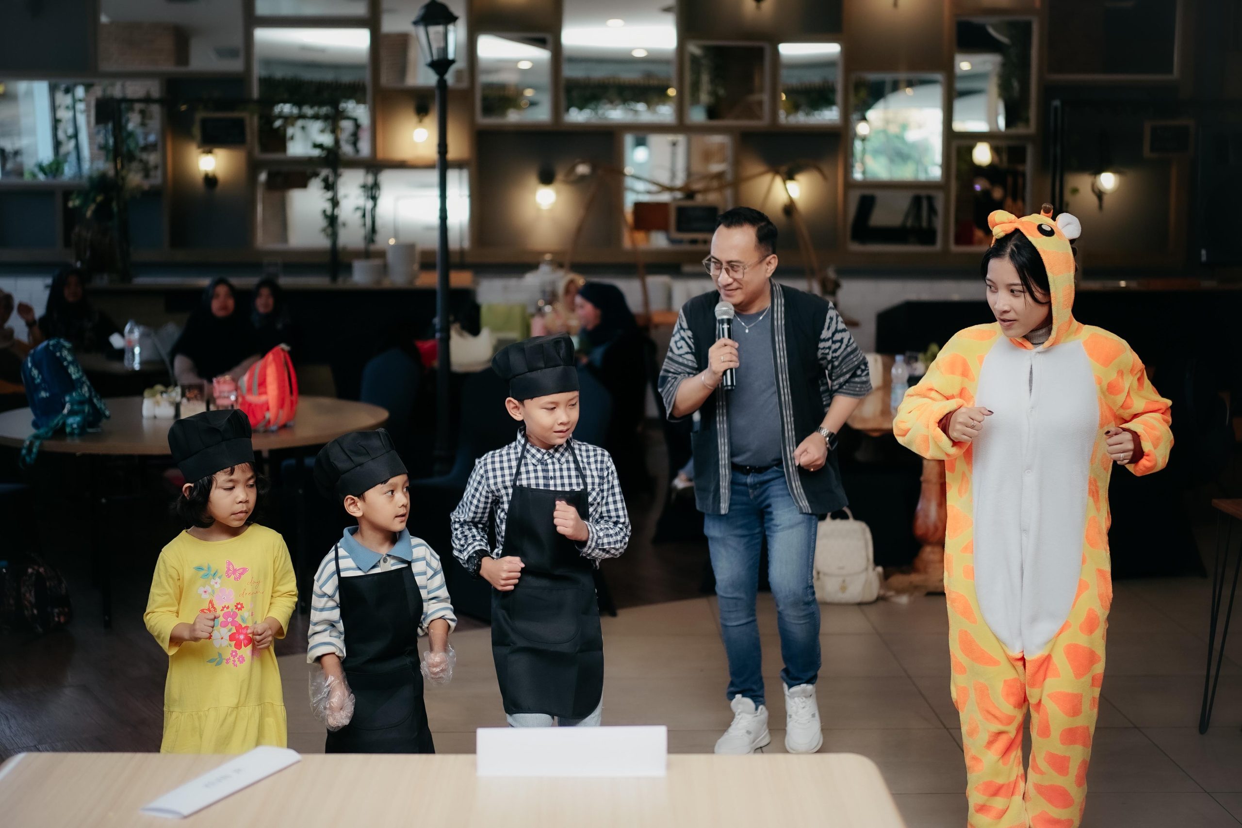 Membuat Pizza Hingga Menghias Cup Cake, Litle Cheff Antusias Belajar di Luminor Hotel