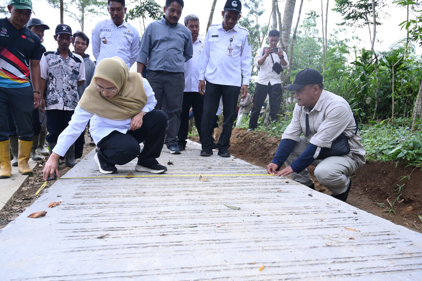 Bupati Banjarnegara Tinjau Jalan Usaha Tani di Plorengan