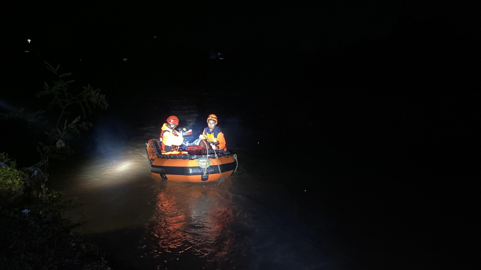 Enam Pekerja Terjebak Banjir Bandang di Sungai Klawing Purbalingga, Tiga Orang Berhasil Dievakuasi