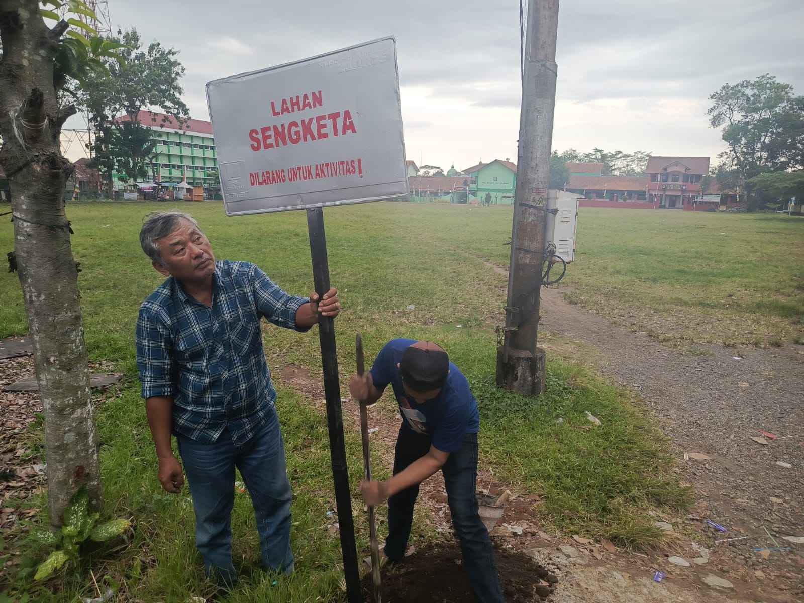 Ahli Waris Pasang Plang Sengketa di Lapangan Besar Cilongok, Tuntut Cabut Sertifikat Hak Pakai