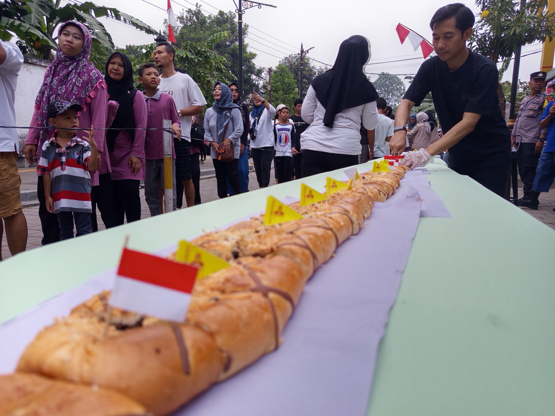 Roti Mruyung Sepanjang 17 Meter Meriahkan HUT RI ke-80 di Desa Sudagaran Banyumas