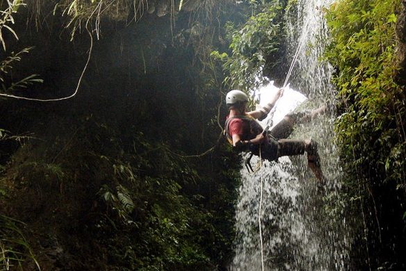 Canyoning di Baturraden: Petualangan Seru Menyusuri Jurang dan Air Terjun