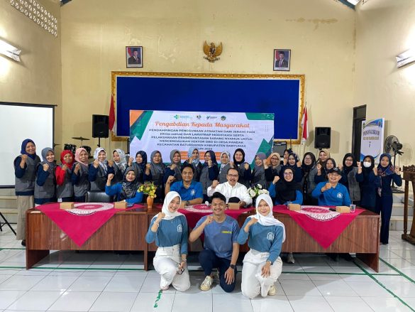 Dosen Poltekkes Kemenkes Semarang Dampingi Warga Pandak Cegah DBD dengan Inovasi Larvitrap dan Atraktan Jerami Padi