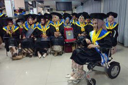 Dari Kursi Roda ke Panggung Wisuda, Kisah Inspiratif Eprisa Raih Magna Cum Laude di UMP
