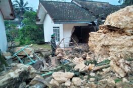 Gunung Kapur di Kawasan Semen Bima Longsor, Tiga Rumah Warga di Ajibarang Rusak