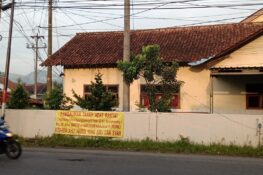 Spanduk Ahli Waris Warnai Sengketa Lahan Kantor Desa dan SDN 1 Karangbawang Ajibarang