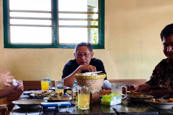 Lesom Banget! Anas Urbaningrum Nikmati Enthok Nini Kenter dan Puji Kemandirian UMKM