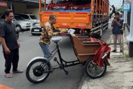 Banyumas Heboh! 660 Becak Listrik Bantuan Prabowo Mendarat di Purwokerto, Pengayuh Becak Bersyukur
