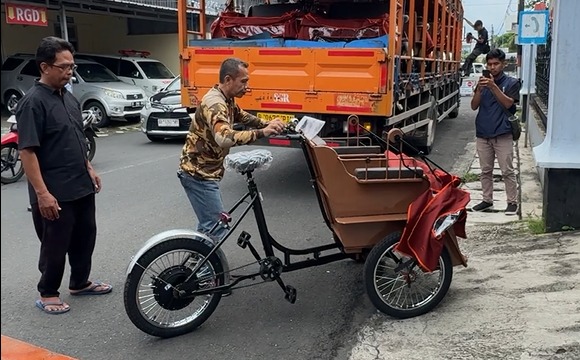 Banyumas Heboh! 660 Becak Listrik Bantuan Prabowo Mendarat di Purwokerto, Pengayuh Becak Bersyukur