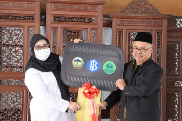 Wabup Lintarti Serahkan Bantuan Mobil Operasional Kepada FKUB Banyumas